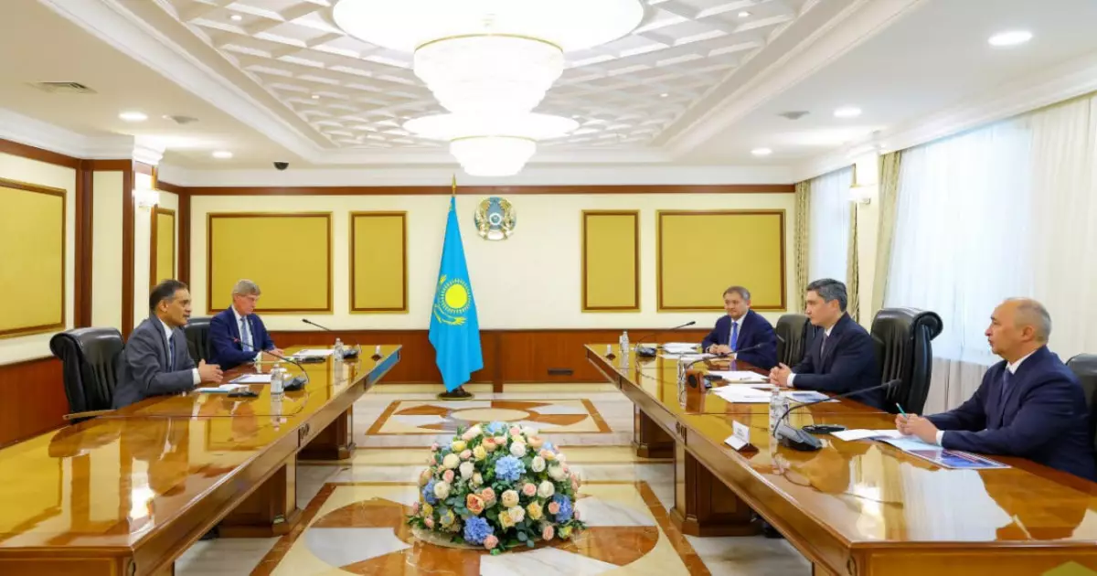  Үкімет басшысы Аризона университетінің президентімен кездесті 