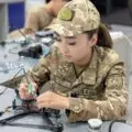 Девушка, которая собирает дроны: военнослужащая Военного института Сухопутных войск осваивает технологии будущего