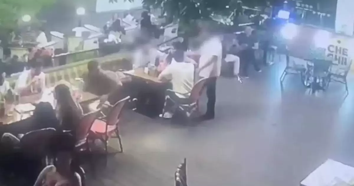  Мужчина выстрелил посетителю в лицо в кафе Актау: видео попало в сеть 