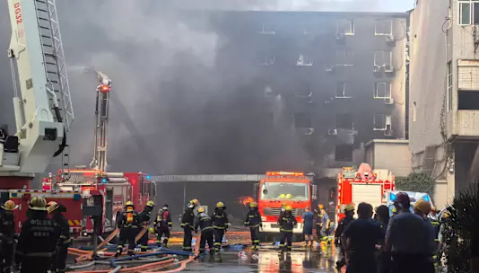 Пожар на обувной фабрике в Китае унес жизни 28 человек, став одним из самых смертоносных возгораний в стране за последние годы.