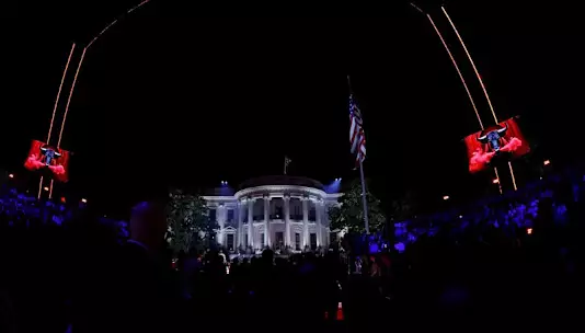 Федеральное большое жюри предъявило обвинение восьми мужчинам в предполагаемом заговоре с целью нападения на мероприятие UFC в Белом доме, сообщает Министерство юстиции США.