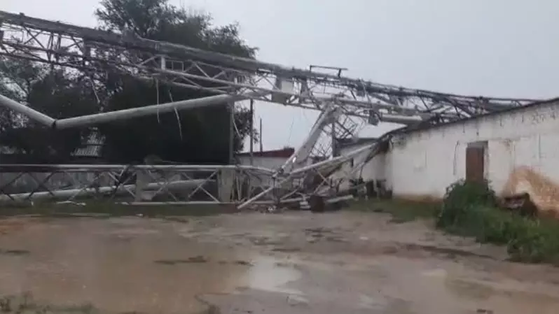 Ақтөбеде қатты дауыл кезінде мұнара құлап, үш адам зардап шекті  