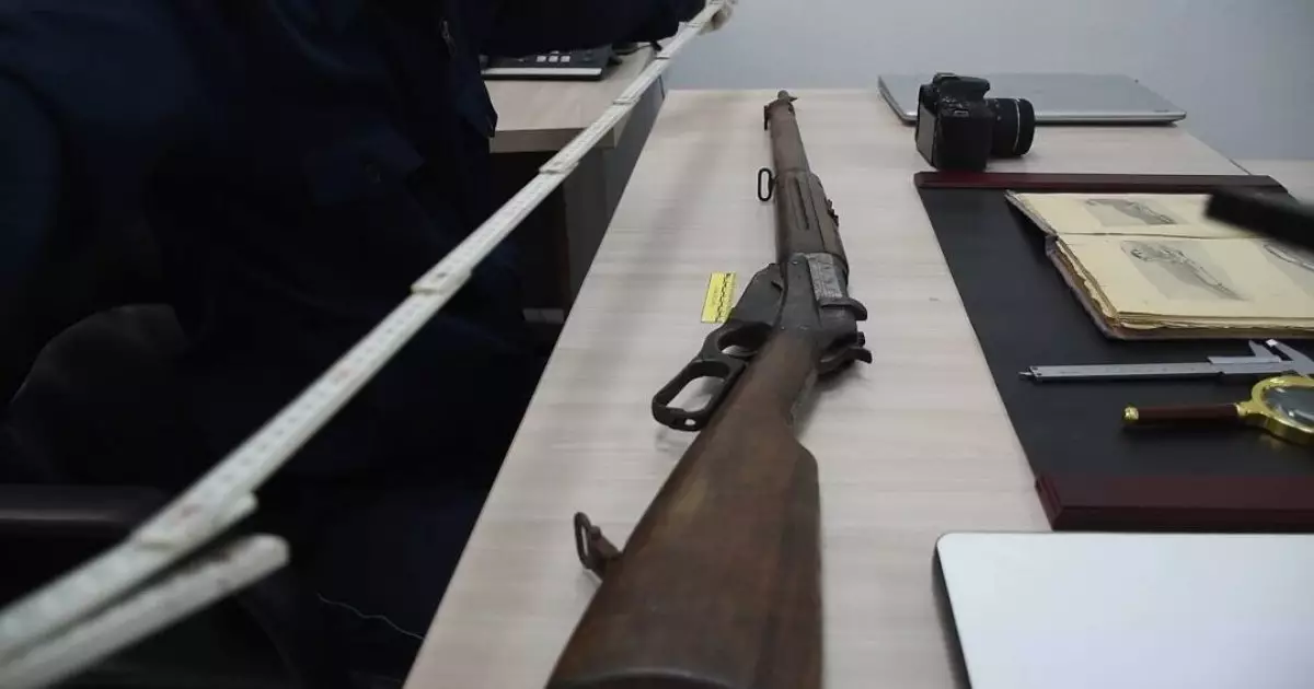  Атырау тұрғыны тарихи Winchester 1895 қаруын полицияға тапсырды 