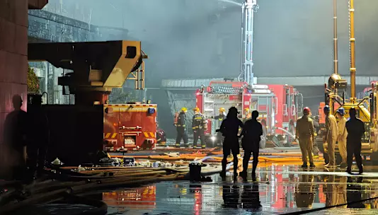 Пожар на обувной фабрике в Китае, унесший жизни 28 человек, вновь обнажил сохраняющиеся риски для безопасности работников.