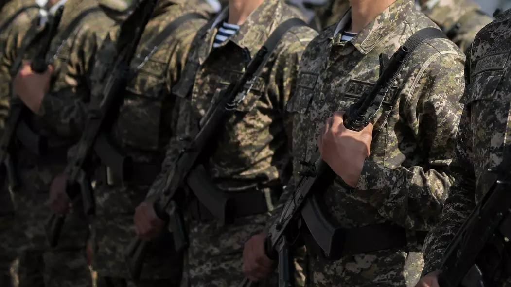  Ақтөбеде сарбазды соққыға жыққан сержант бір жылға сотталды 