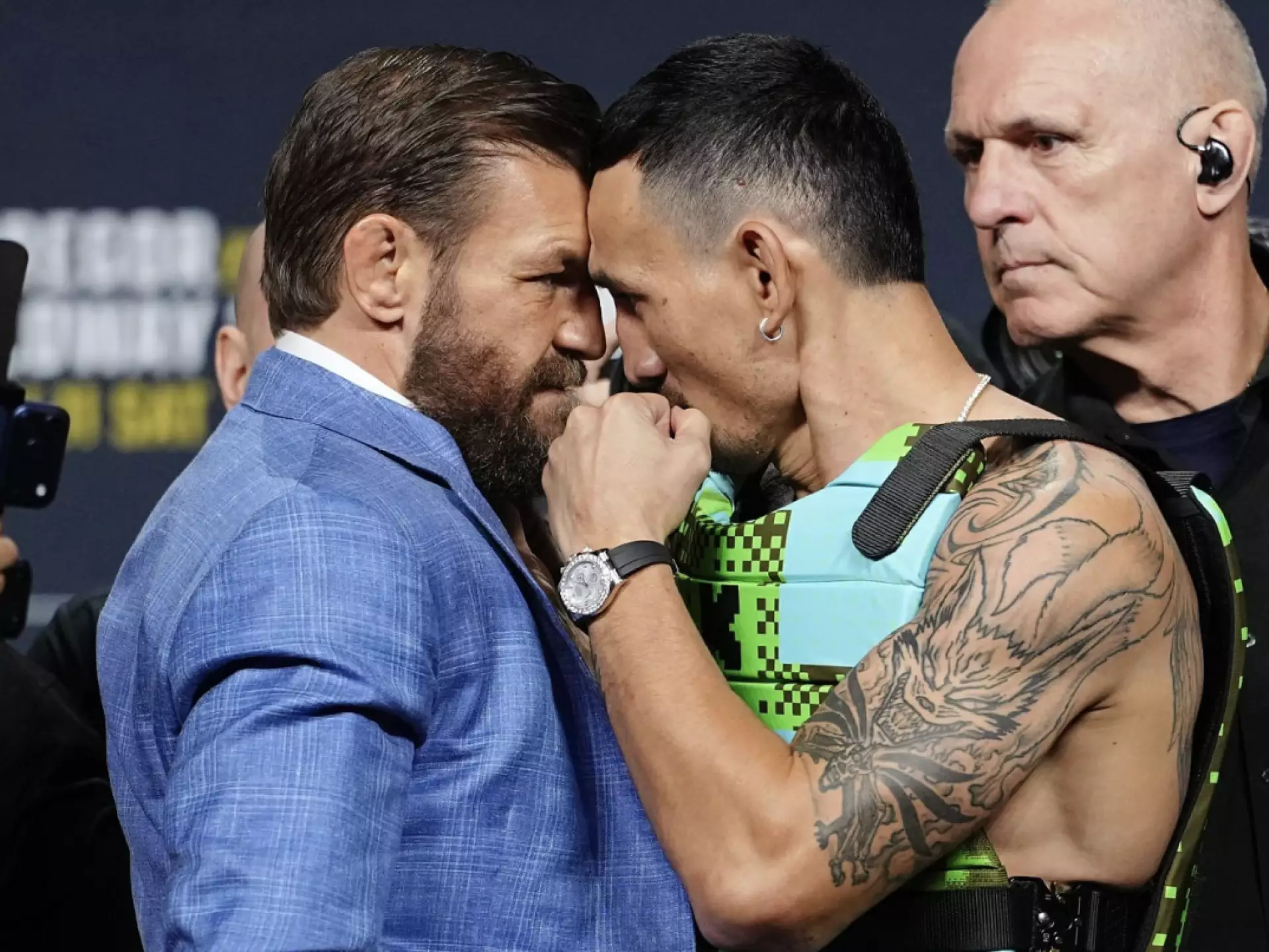 МакГрегор ударил Холловэя на битве взглядов перед UFC 329