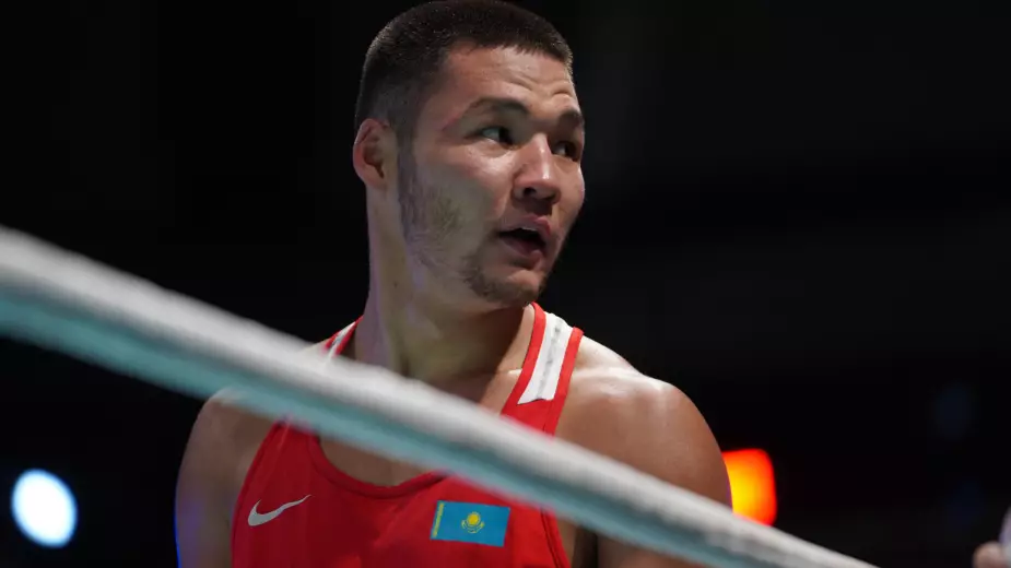 Казахстанский чемпион совершил камбэк и вышел в полуфинал молодежного ЧА
