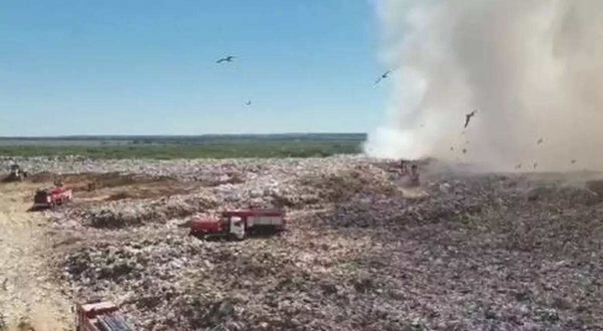 Сутками будут тушить пожар на городской свалке в Астане