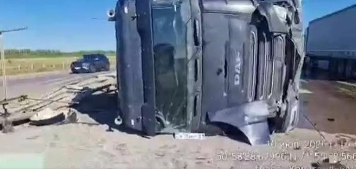 ДТП с грузовиком парализовало движение на трассе Астана — Караганда