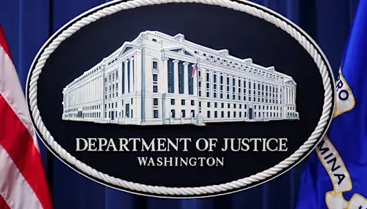 Министерство юстиции США предъявило обвинения белому супремасисту за угрозы в адрес американского законодателя, мусульман и трансгендеров.
