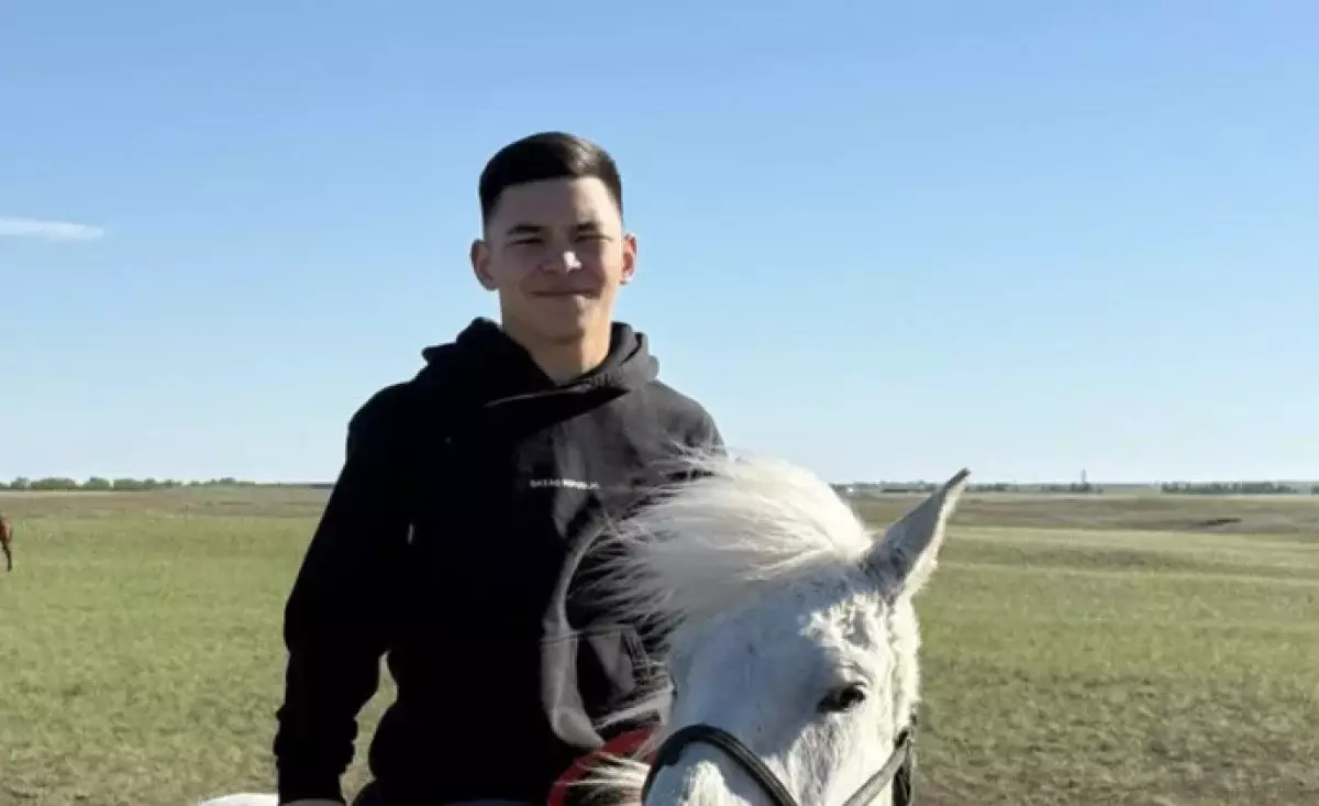 После падения с лошади 20-летний казахстанец оказался прикован к аппарату ИВЛ