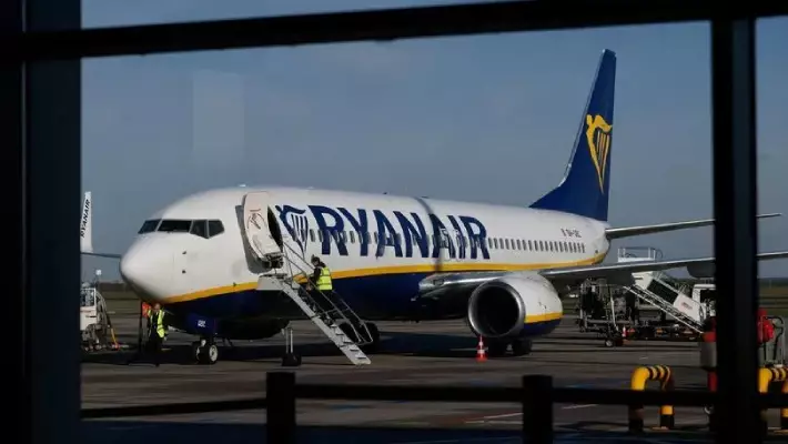 На рейсе Ryanair пассажира по плечи затянуло в разбитый иллюминатор