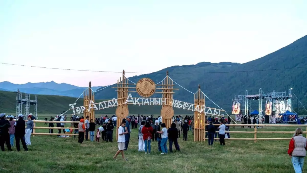  «Алтай – түркі әлемінің алтын бесігі» фестивалі аясында поэзия кеші өтті 