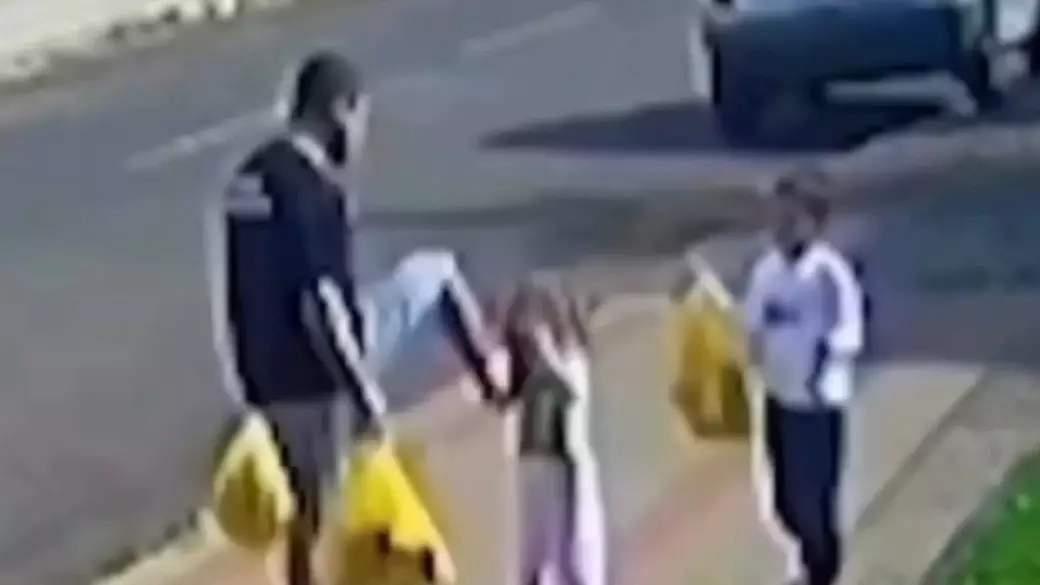  Ер адам 3 жастағы қызының бетін тепкен видео тарады 