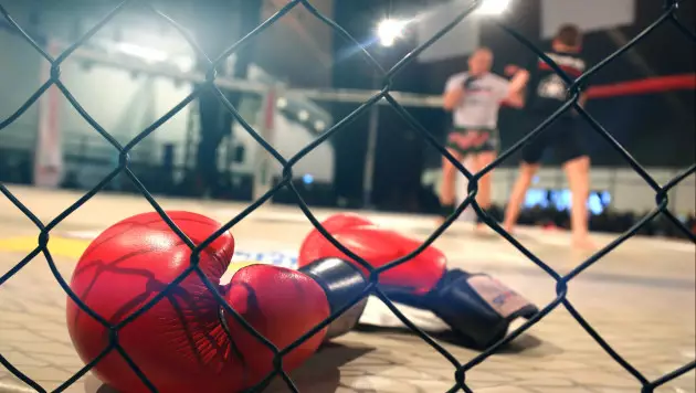 Мощным нокаутом завершился бой на турнире UFC с возвращением Макгрегора