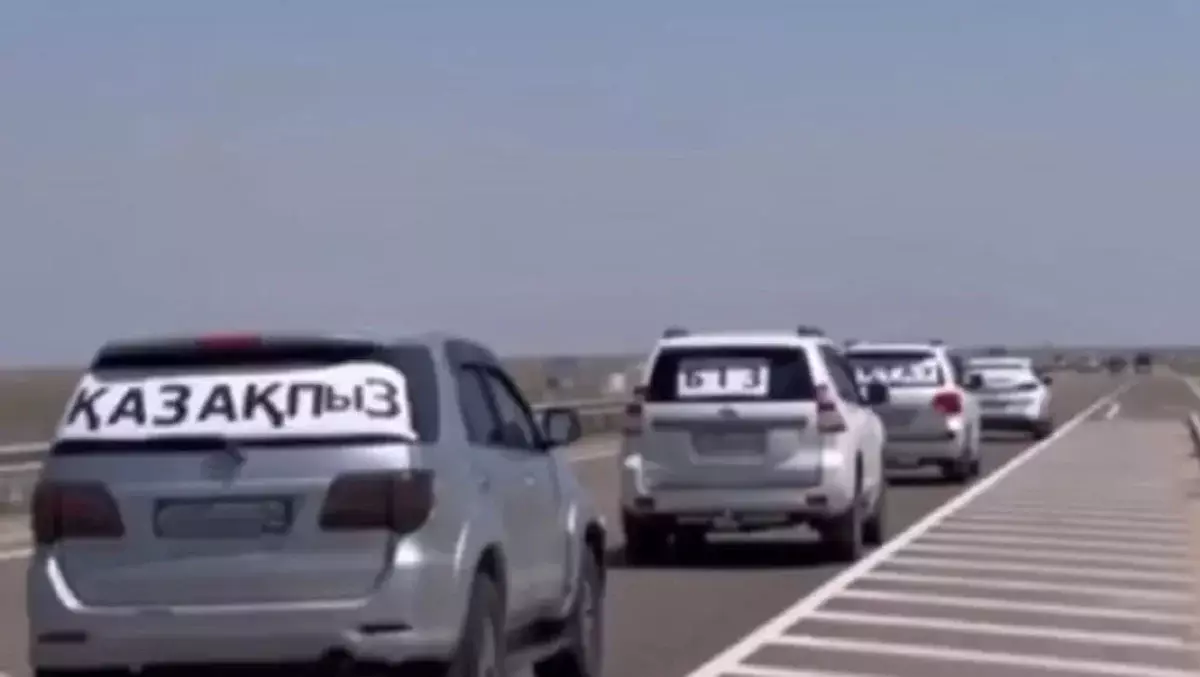 «Спасибо, Актау! Мы – казахи»: поступок туристов из Актобе обсуждают в сети