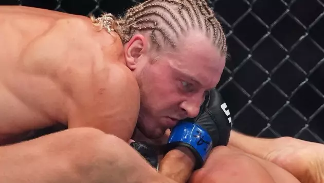 За 52 секунды завершился соглавный бой UFC 329