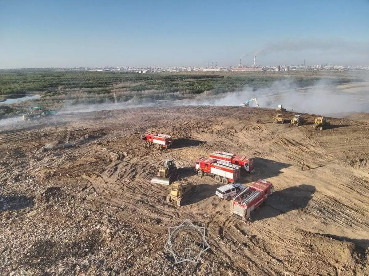Пожар на мусорном полигоне не могут потушить в Астане