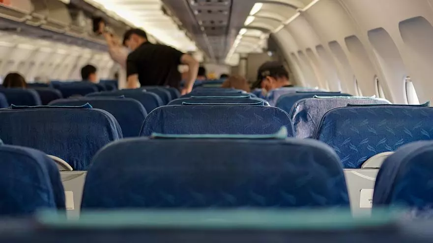 "Менің ұшағымда өлмесін деді": Qatar Airways жолаушыны ауруханасы жоқ аралға тастап кеткен