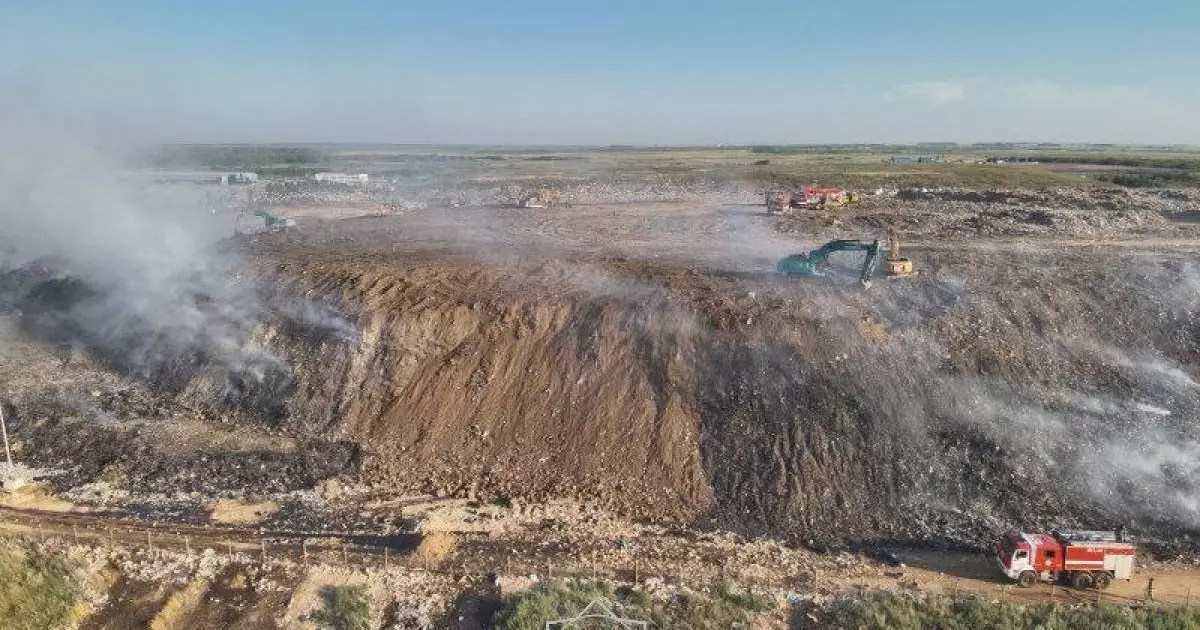  Пожар на мусорном полигоне в Астане: к тушению привлекли 120 человек и 150 единиц техники 
