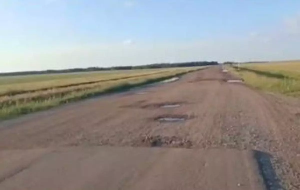 Водители пожаловались на разбитую дорогу на севере Казахстана