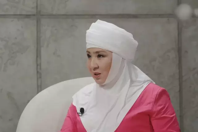 «Ондай нәрсе болмайды»: Танымал әнші келінін қызындай көретіндер туралы