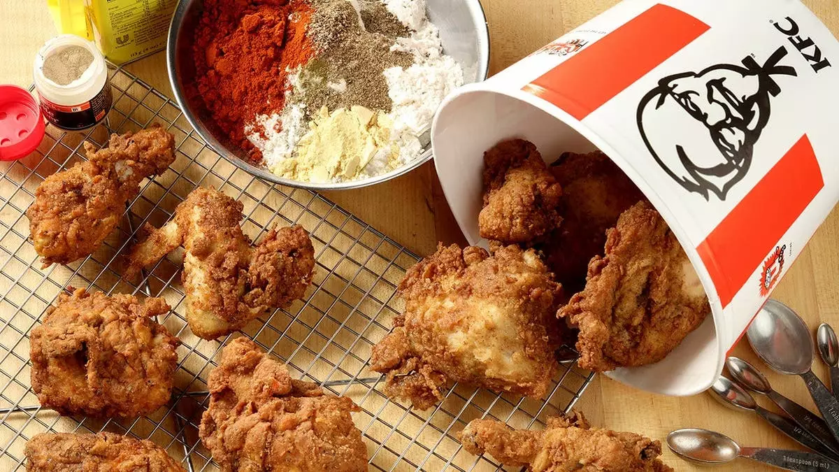 Секрет уникального вкуса курицы KFC кроется в особом методе приготовления под давлением и запатентованной смеси из 11 трав и специй, что делает её непохожей на продукцию других сетей быстрого питания.