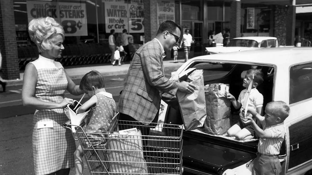 Винтажные фотографии показывают, как выглядел поход за продуктами в 1960-х годах.