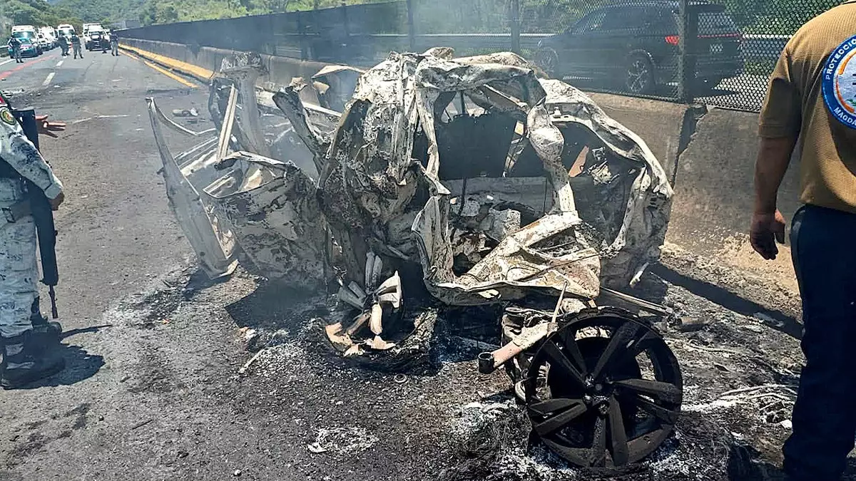 Четверо американцев попали в ужасную аварию на трассе в Мексике с участием множества автомобилей, в результате которой погибли как минимум 10 человек.