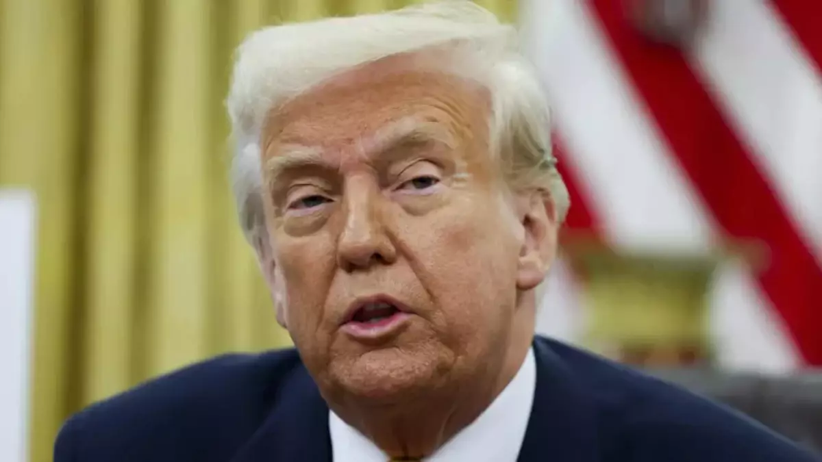 "Күл-талқанын шығардық": Трамп Ормуз бұғазының ашық екенін айтты