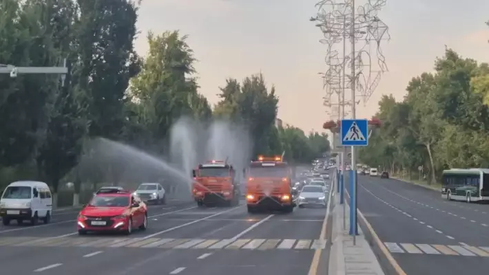 В Ташкенте усилили полив улиц и зеленых зон из-за аномальной жары