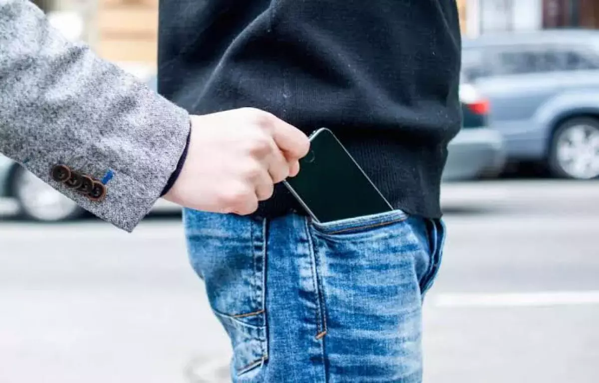 В Алматы подросток лишился дорогостоящего смартфона после встречи с незнакомыми людьми