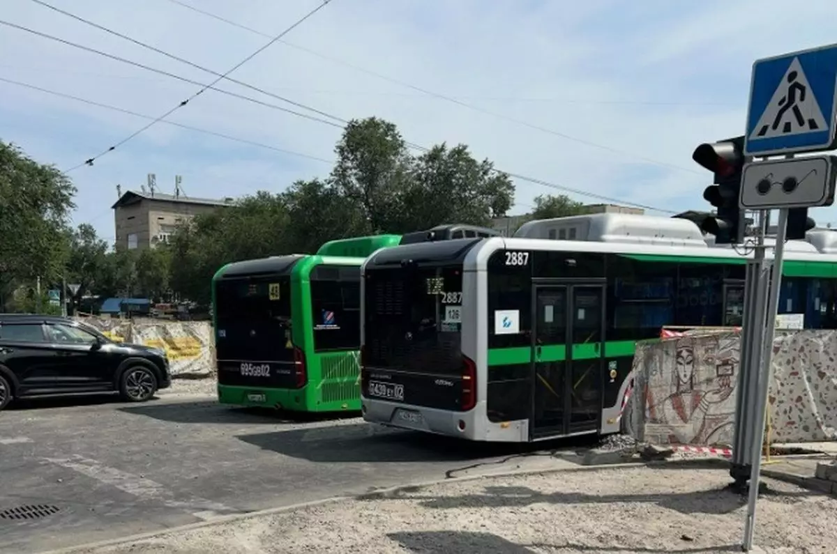 Два автобуса провалились на дороге в Алматы