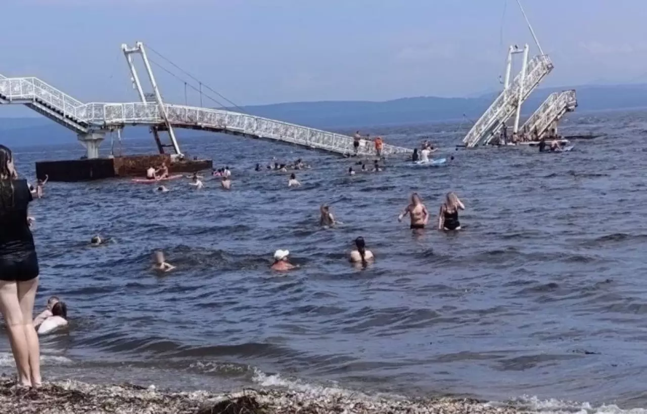 Мост обрушился вместе с отдыхающими на пляже