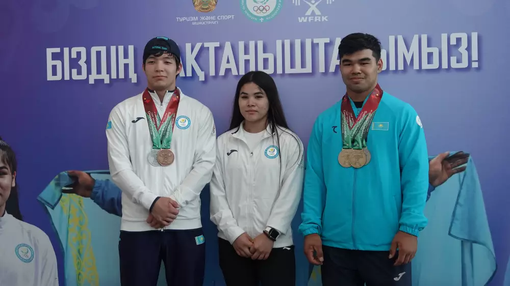 15-летнего тяжелоатлета встретили в Казахстане после триумфа на ЧМ