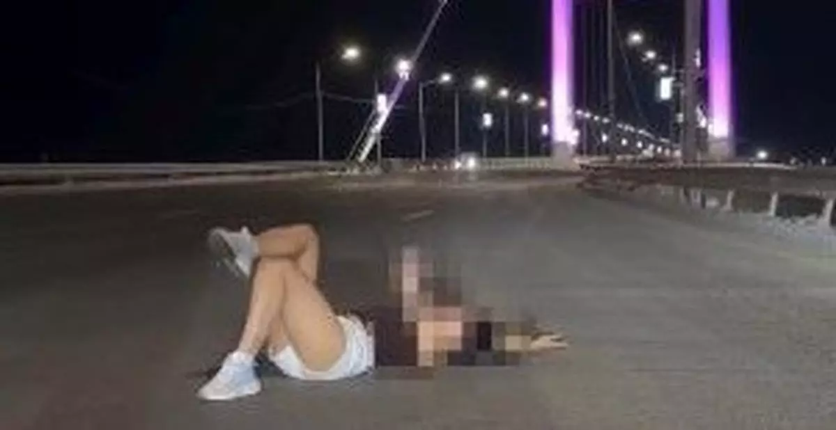В Семее девушка легла на мост и получила штраф