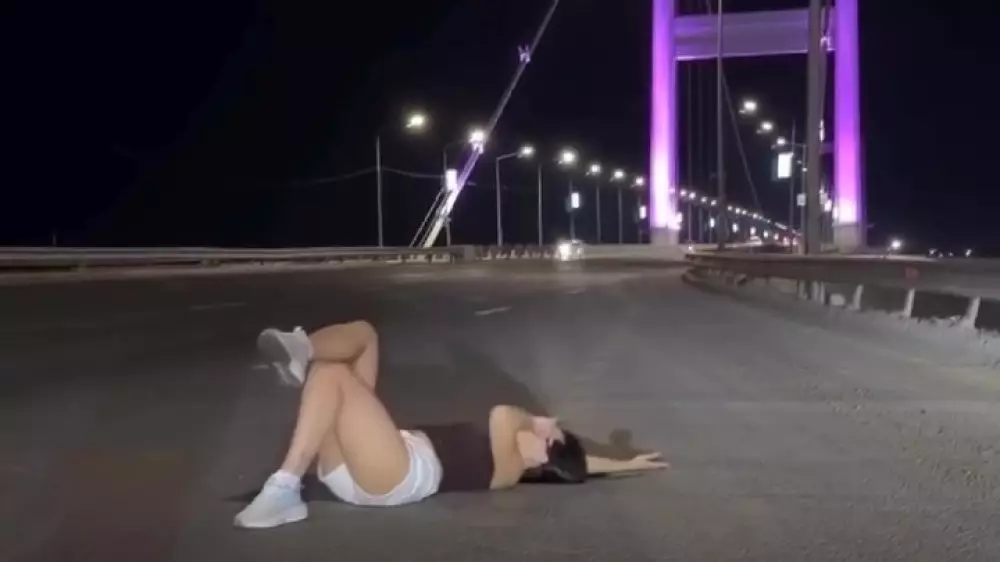 Фото үшін жолдың қозғалыс бөлігіне жатып алған: Семейдегі түсірілім немен аяқталды?