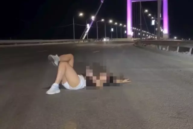 «Лайк» үшін өмірін қатерге тіккен: Семейде көпір үстінде фотосессия ұйымдастырған әйел жауапқа тартылды