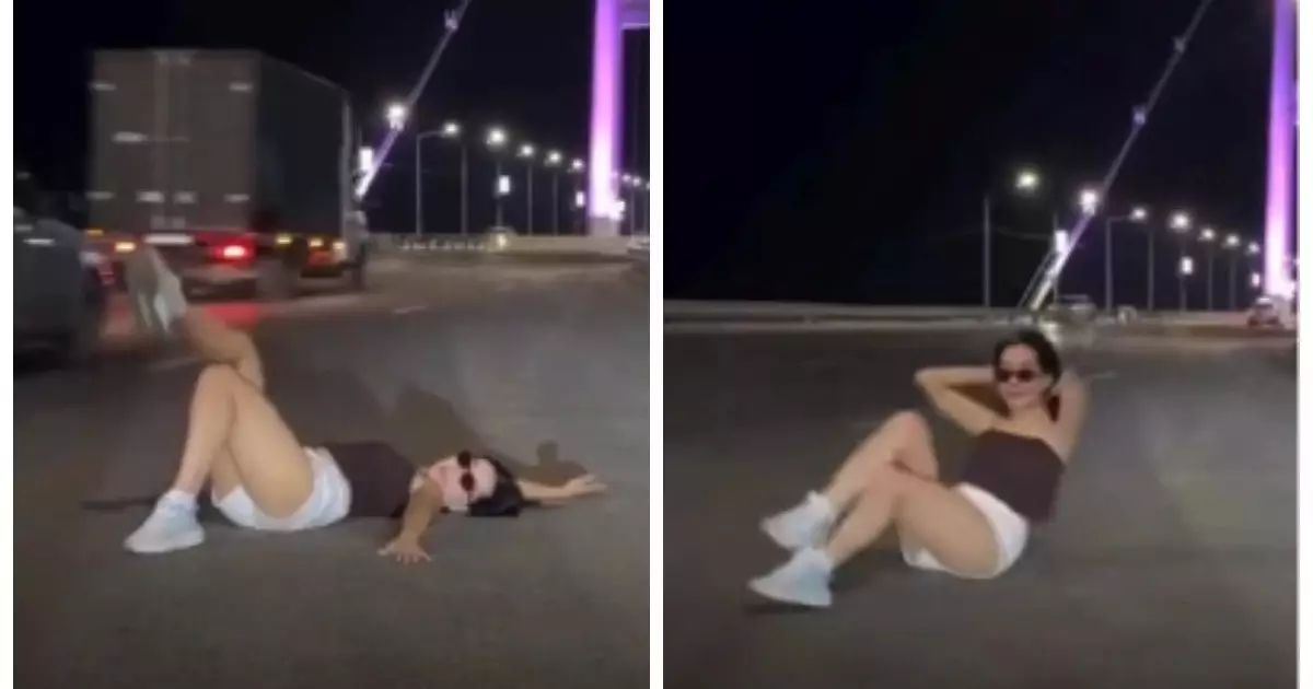  Семейде көпір үстінде жолға жатып фотоға түскен әйелге айыппұл салынды 
