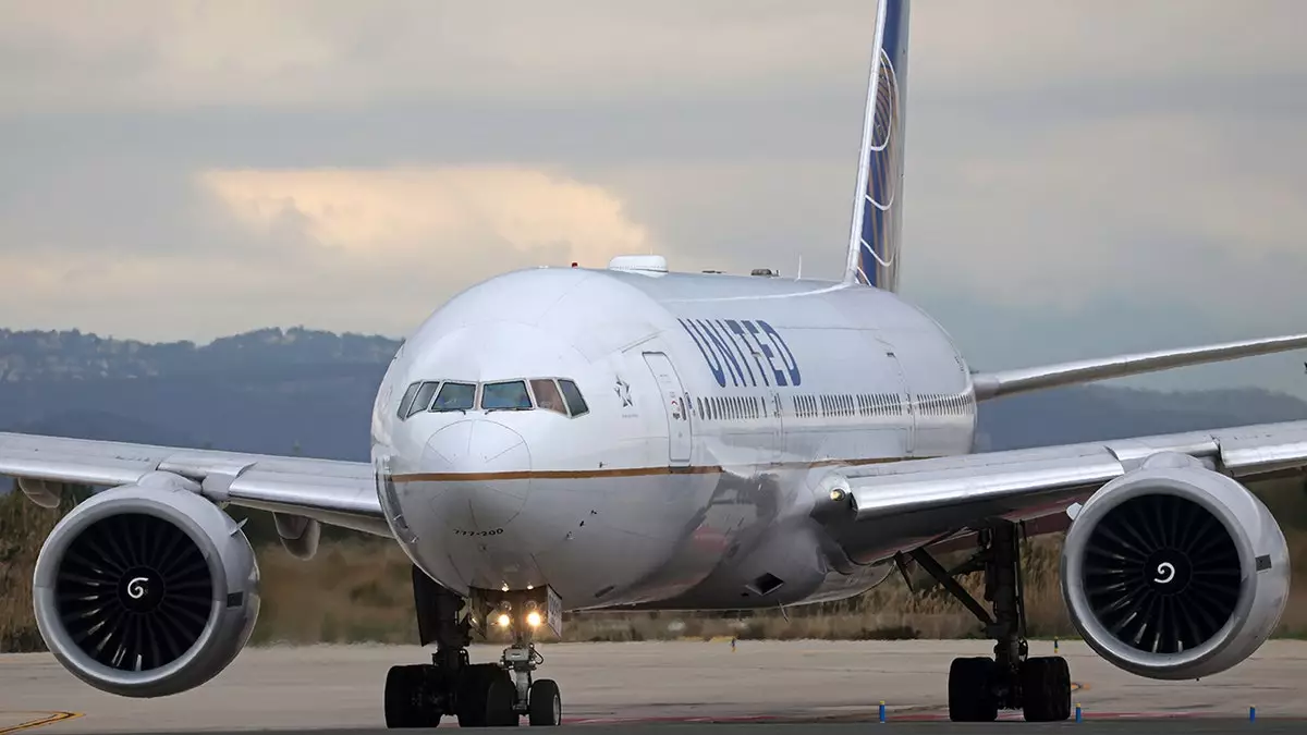 Пассажир United Airlines заявил, что экипаж потребовал сменить спорную футболку, прежде чем разрешить ему путешествие.