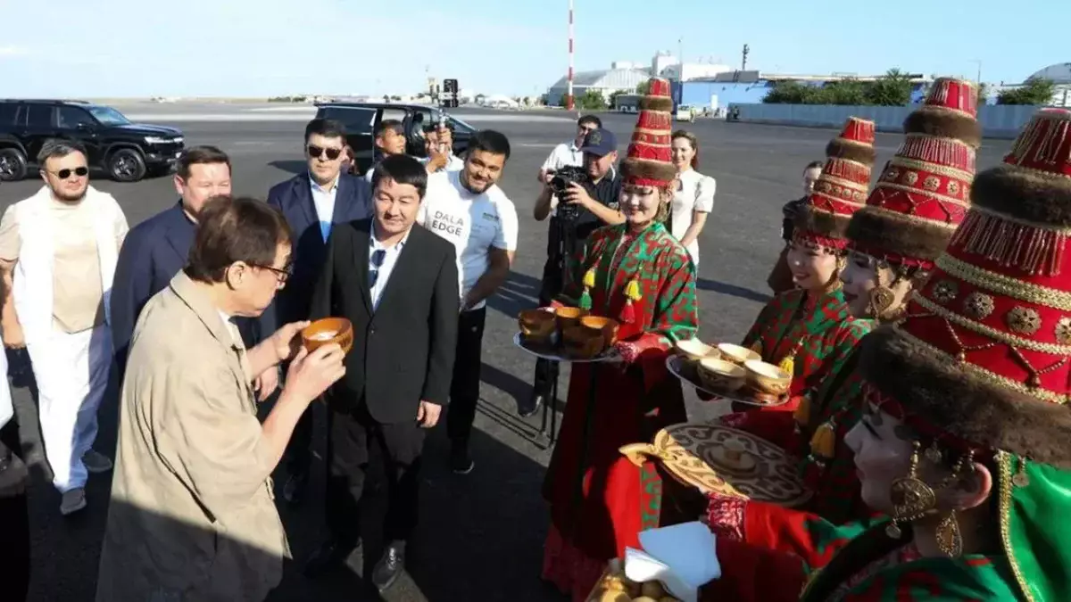 Тарихи сәт: Джеки Чан Маңғыстауға ұшып келді