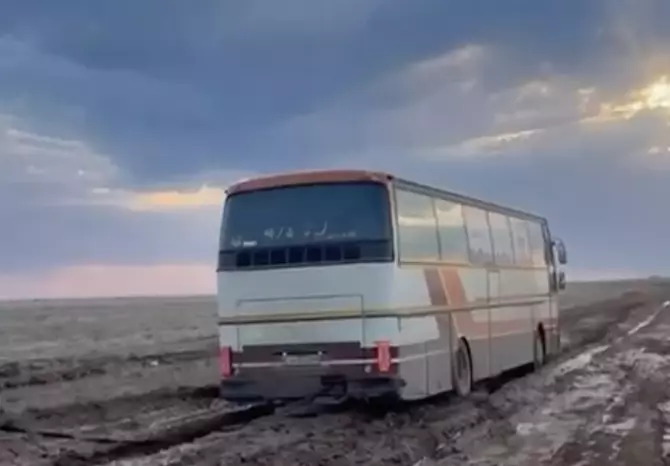 Атырау облысында ішінде 33 бала отырған автобус балшыққа батып қалған