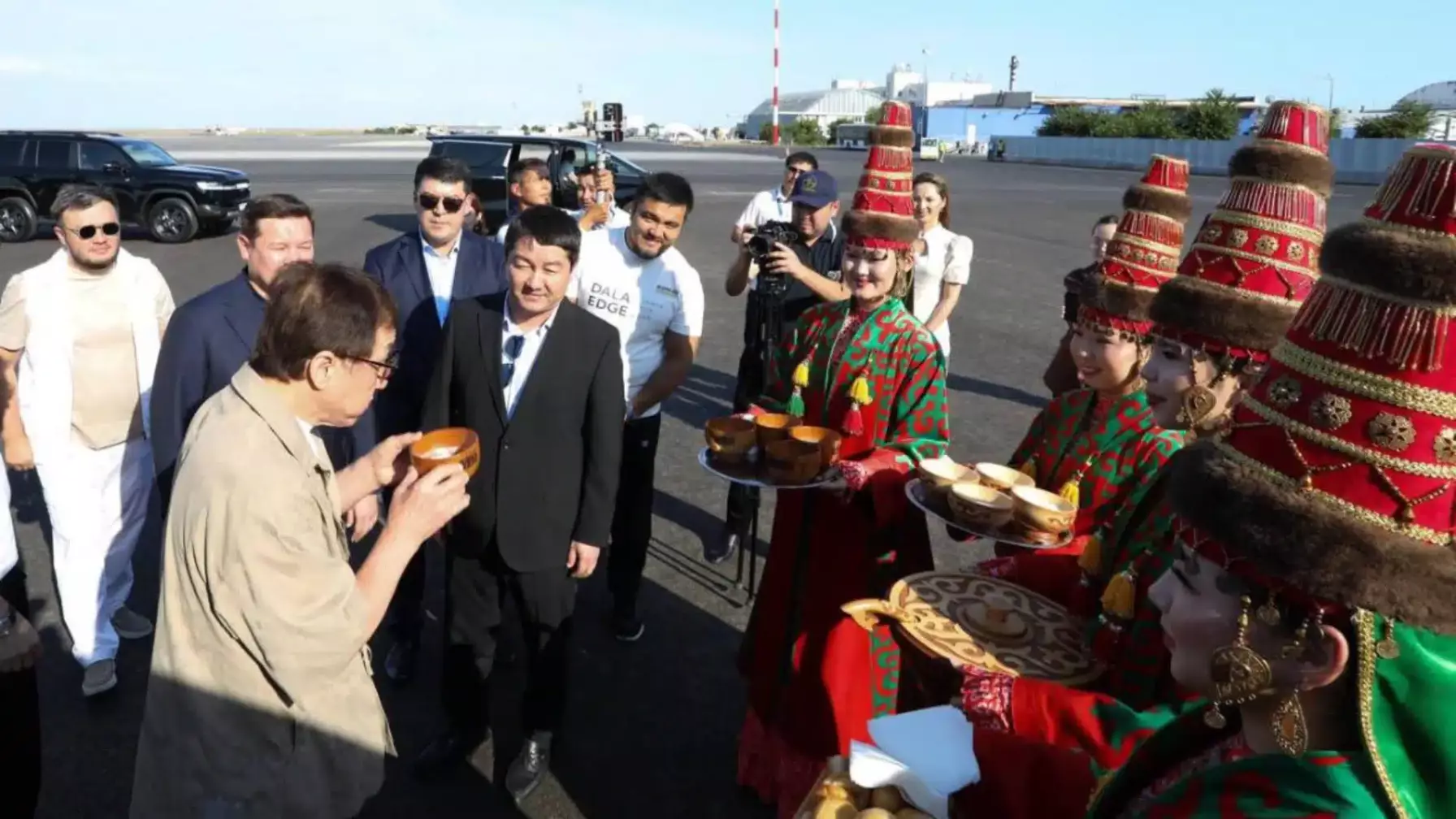 Маңғыстаулықтар әуежайда әйгілі актер ДЖеки Чанды қарсы алды 