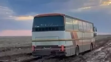 33 баланың өміріне қауіп төнді: Атырауда автобус батпаққа батып қалды 