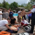 «Мужчина умирает на глазах у детей»: человека увезли в больницу после реанимации