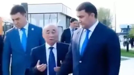  Ақсақалдың сөзін бөліп, көшедегі қоқысты алған Түркістан облысы әкімінің видеосы қызу талқыланып жатыр 