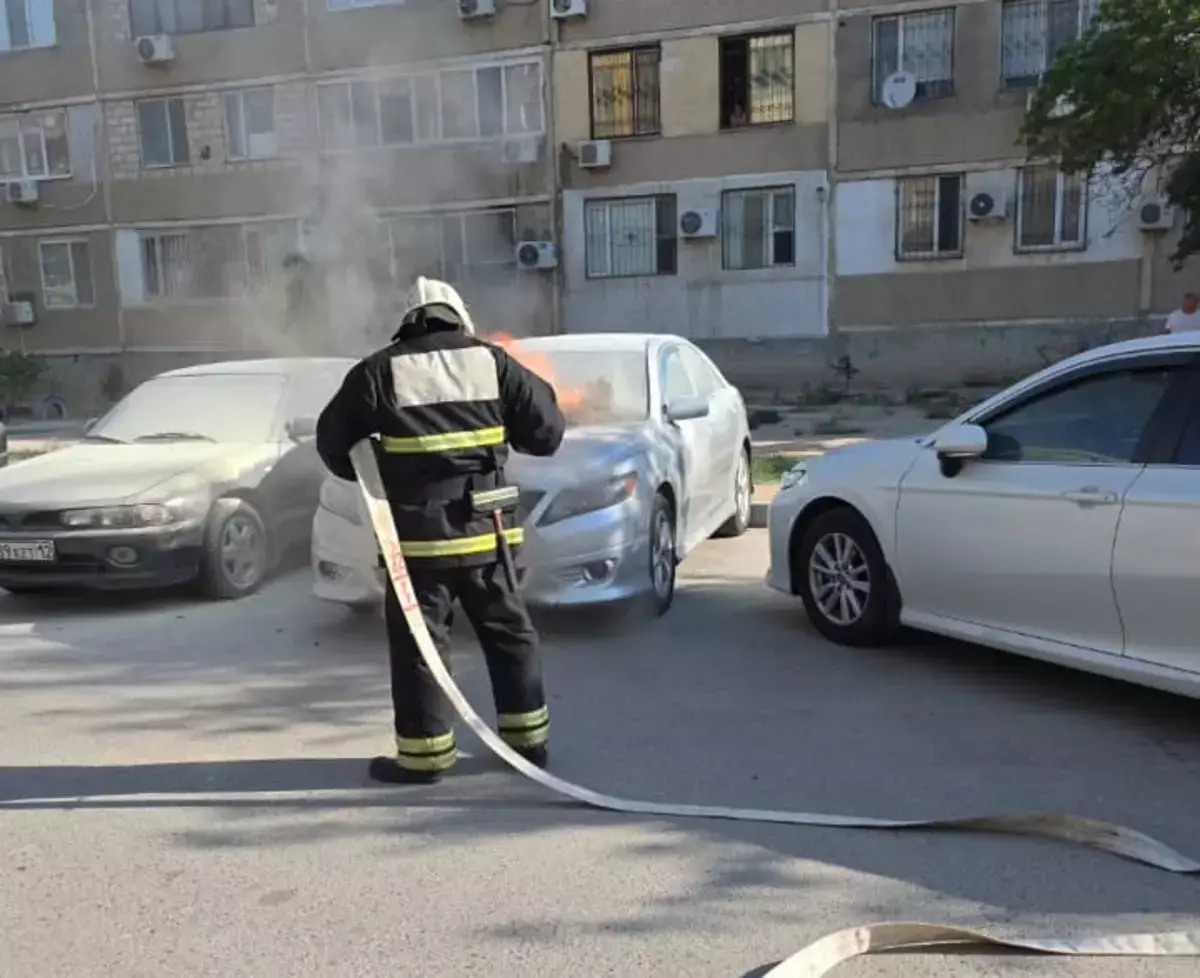 В Актау во дворе жилого дома вспыхнул автомобиль - новости на Lada.kz 14.07.2026