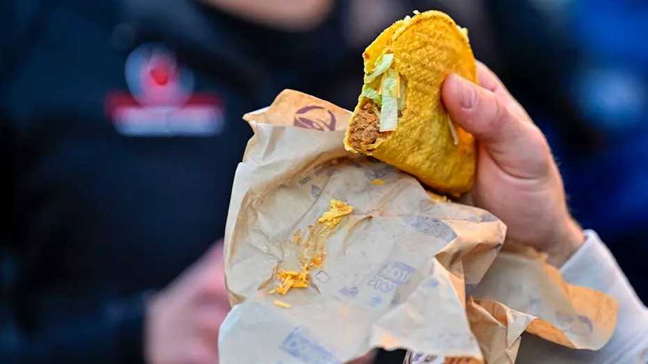 Taco Bell расследуется, поскольку салат может быть источником вспышки циклоспороза.