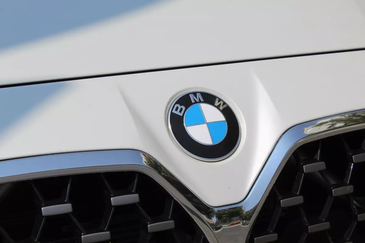 Өрт шығу қаупіне байланысты BMW 29 мыңнан астам автокөлігін кері қайтарып жатыр