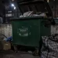 Забил знакомого до смерти, а тело вынес к мусорным бакам: суд вынес приговор